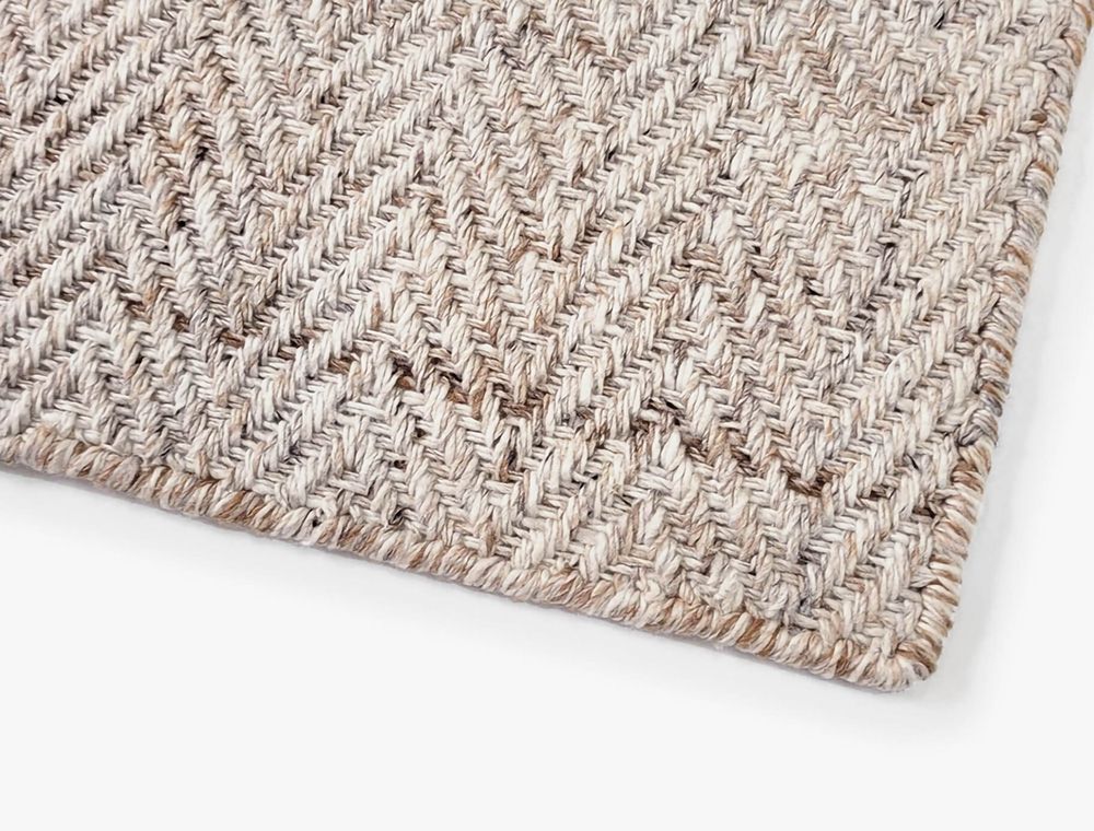 Eco-Friendly Outdoor Rug in Sand Dune Beige, corner closeup. Durable and sustainable outdoor rug made from recycled plastic bottles. #size_5' x 8'